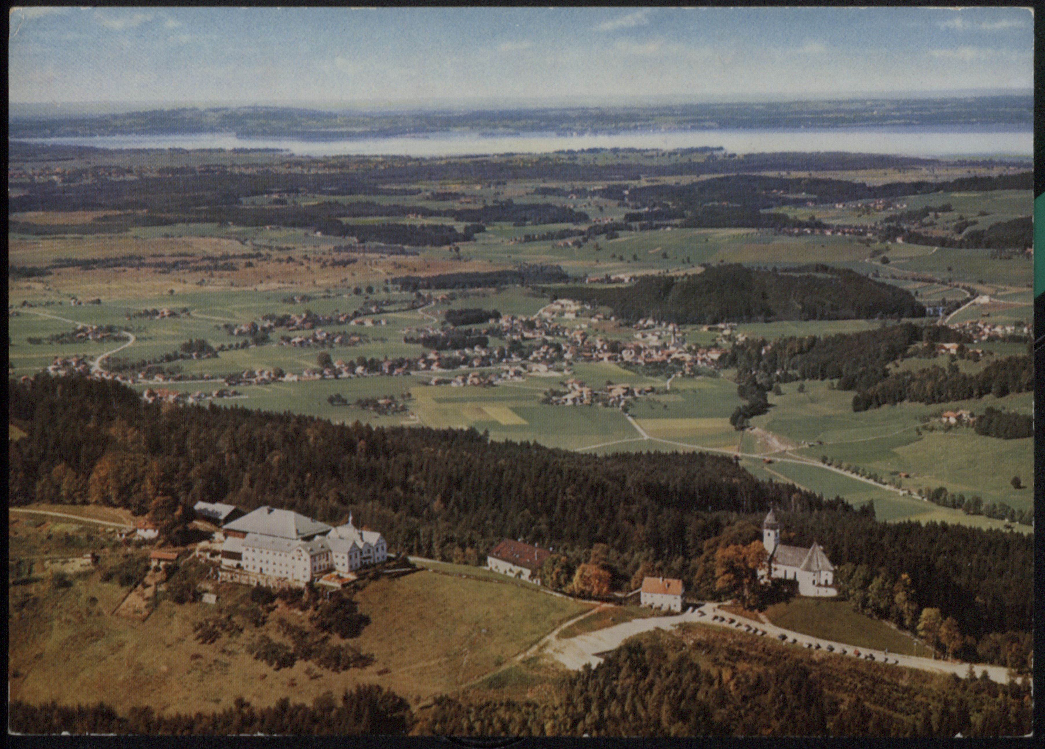 Damals und heute ein phantastischer Ausblick vom Klostergasthof Maria Eck auf Chiemsee und Chiemgau.